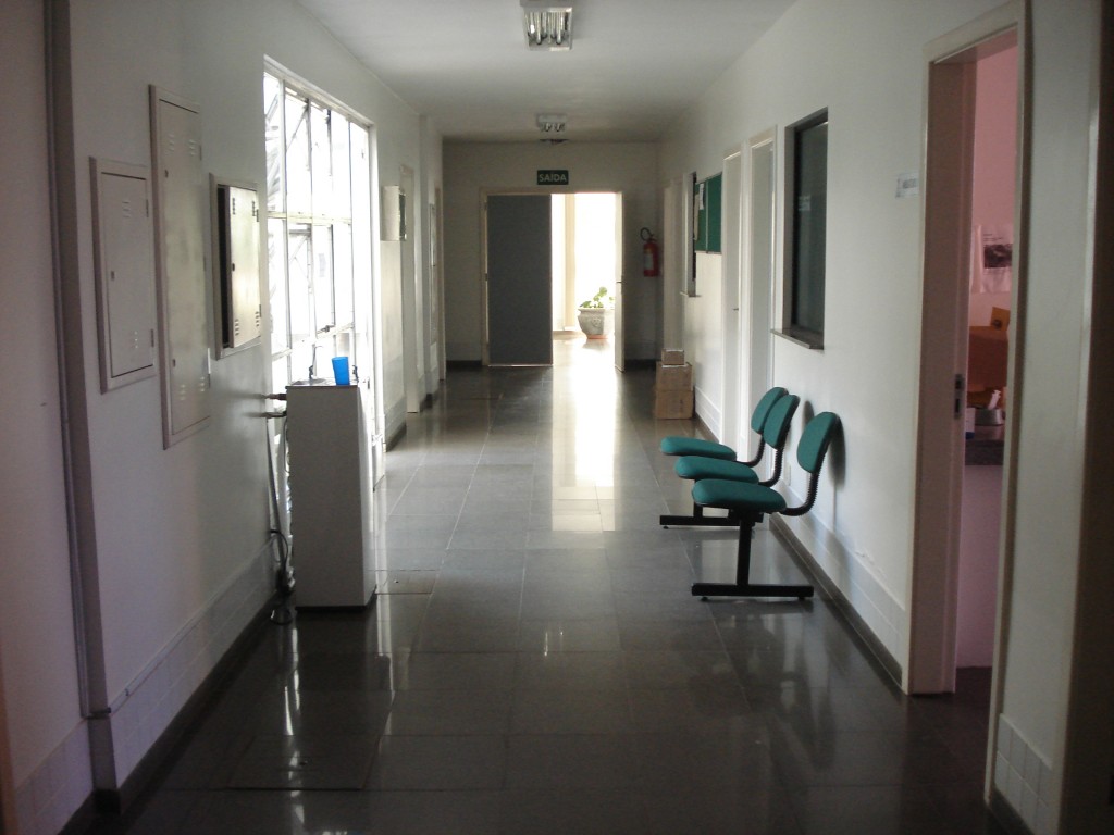 corredor de acesso aos ambulatórios e serviços