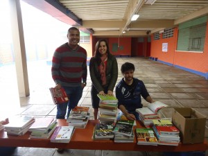 Petianos Éder, Greice e Heverton separando os livros didáticos doados à escola