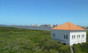 Ecomuseu Ilha da Pólvora e cidade de Rio Grande vistos de mirante.