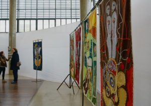 Obras do artista Thomas Josue (ao fundo) e profa. Rosa Blanca, coordenadora curso de Artes